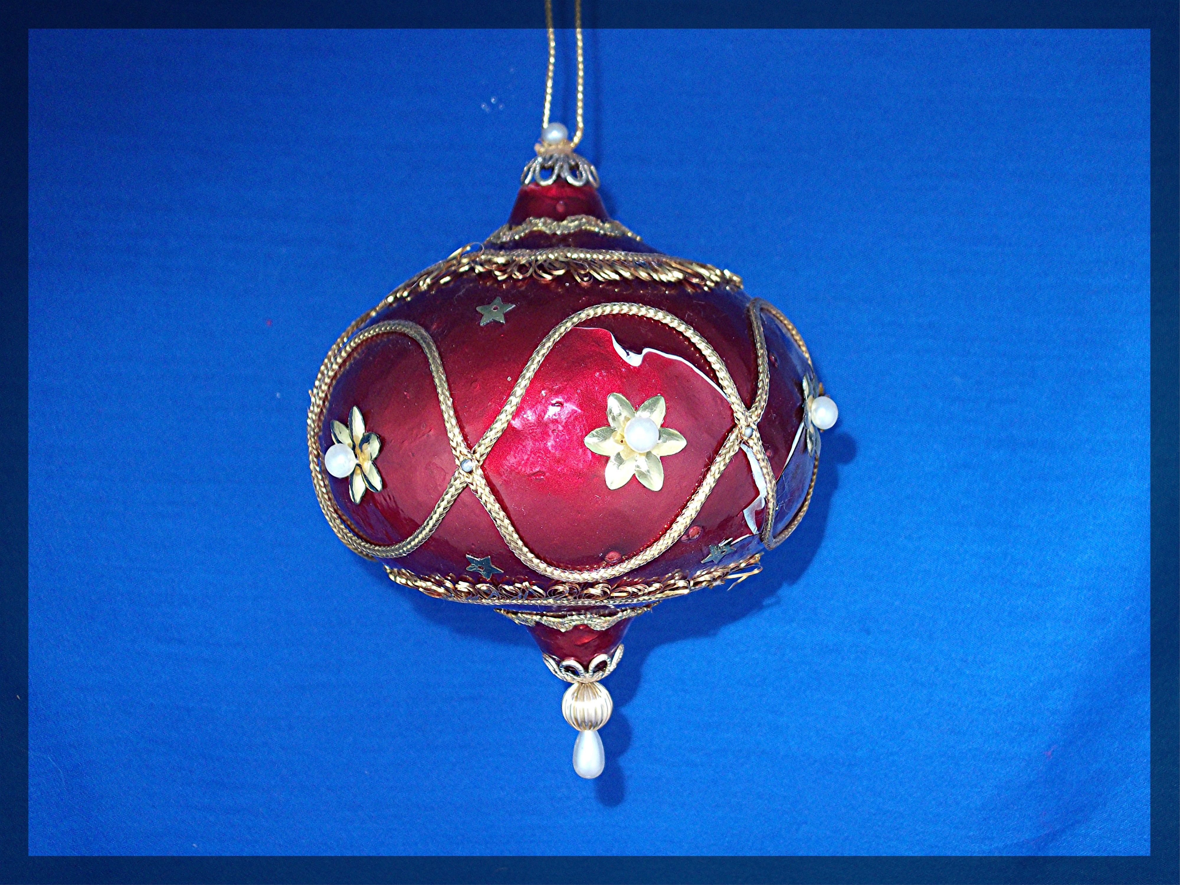 Elegant Christmas tree ornament