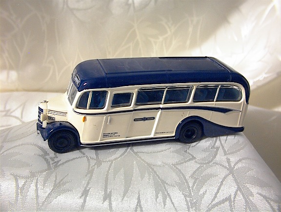English Bedford OB Coach Bus 1.76 Scale Toy