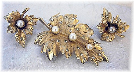 Beautiful CORO Pearl Brooch & Earrings