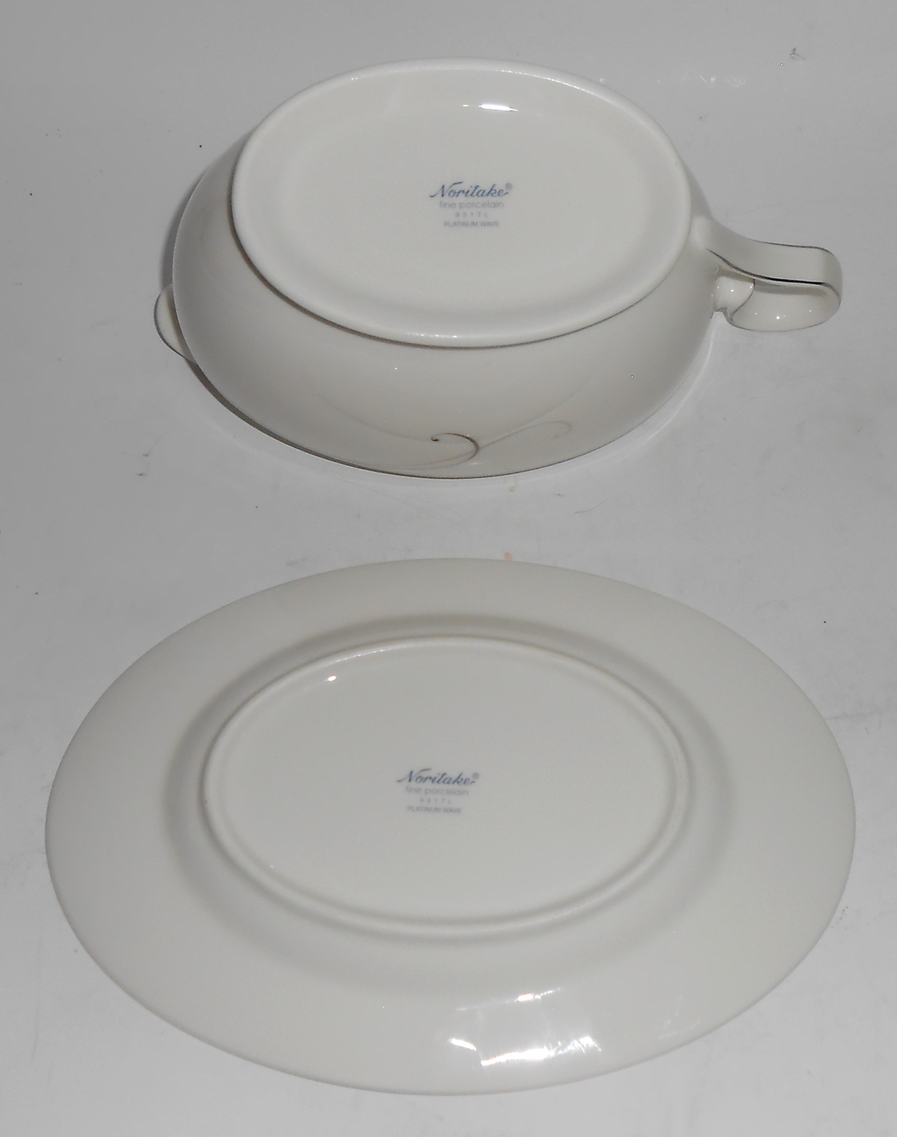 Noritake Porcelain Fine China 9317L Platinum Wave Gravy