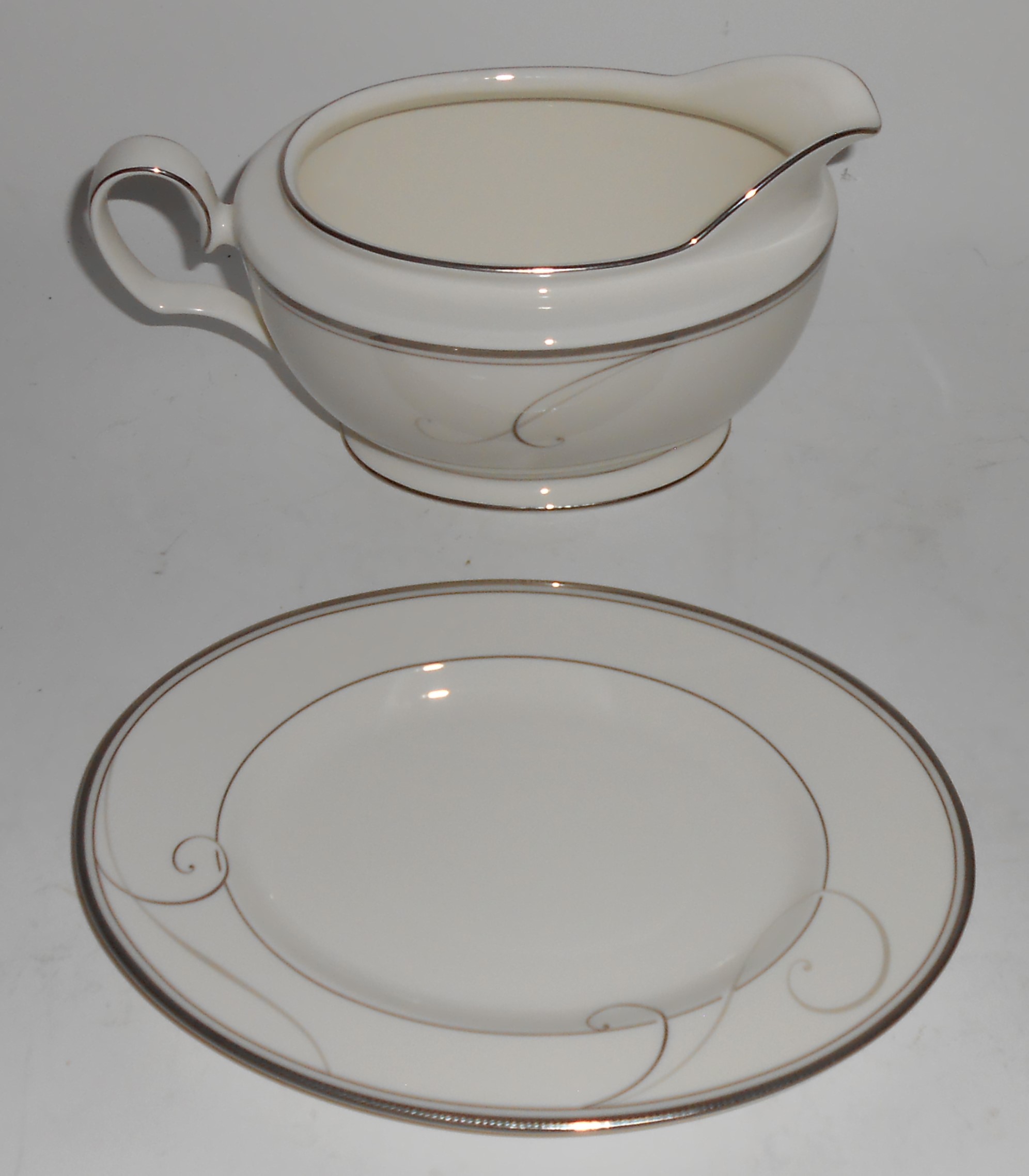 Noritake Porcelain Fine China 9317L Platinum Wave Gravy