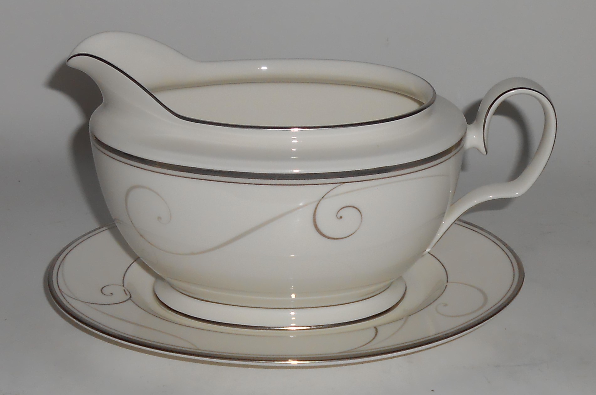 Noritake Porcelain Fine China 9317L Platinum Wave Gravy
