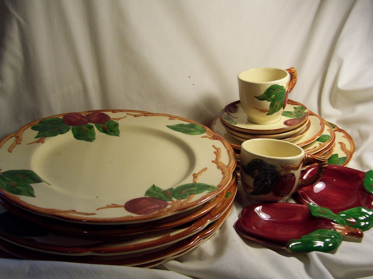 Franciscan Apple China 17 piece lot
