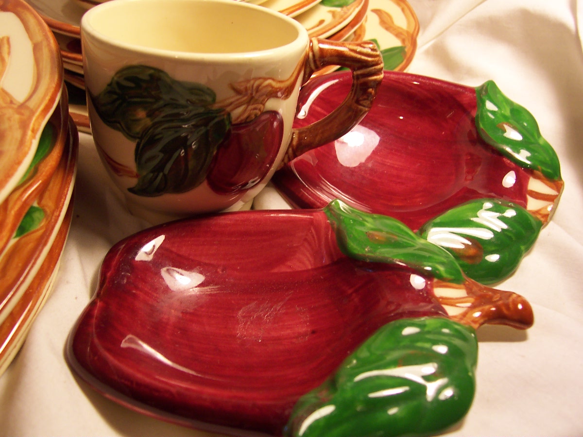 Franciscan Apple China 17 piece lot