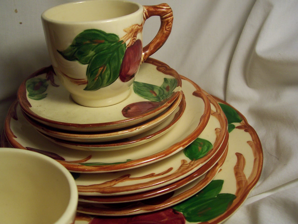 Franciscan Apple China 17 piece lot
