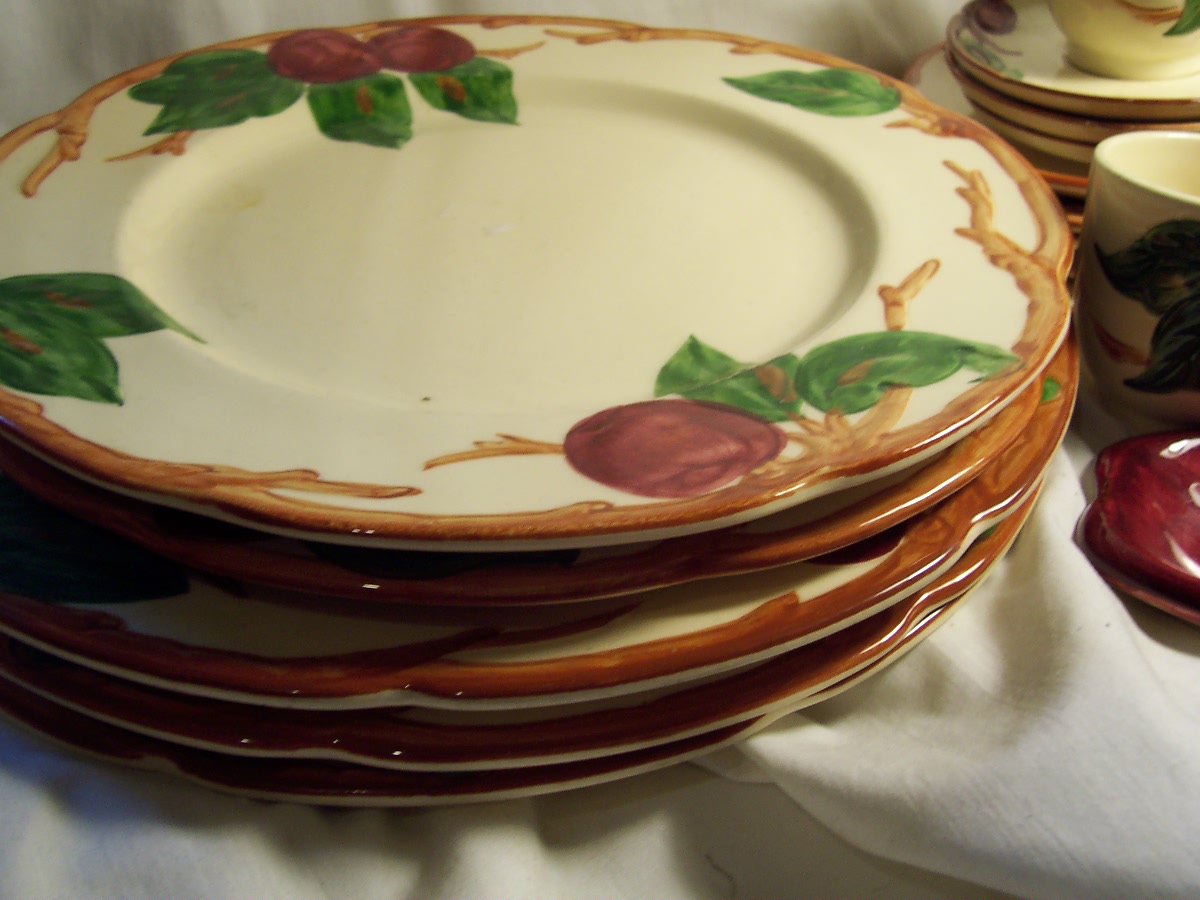 Franciscan Apple China 17 piece lot