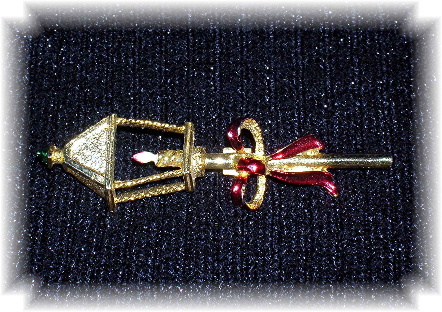 2 1/2 Inch Vintage Gerry's Christmas Lamp Brooch Pin
