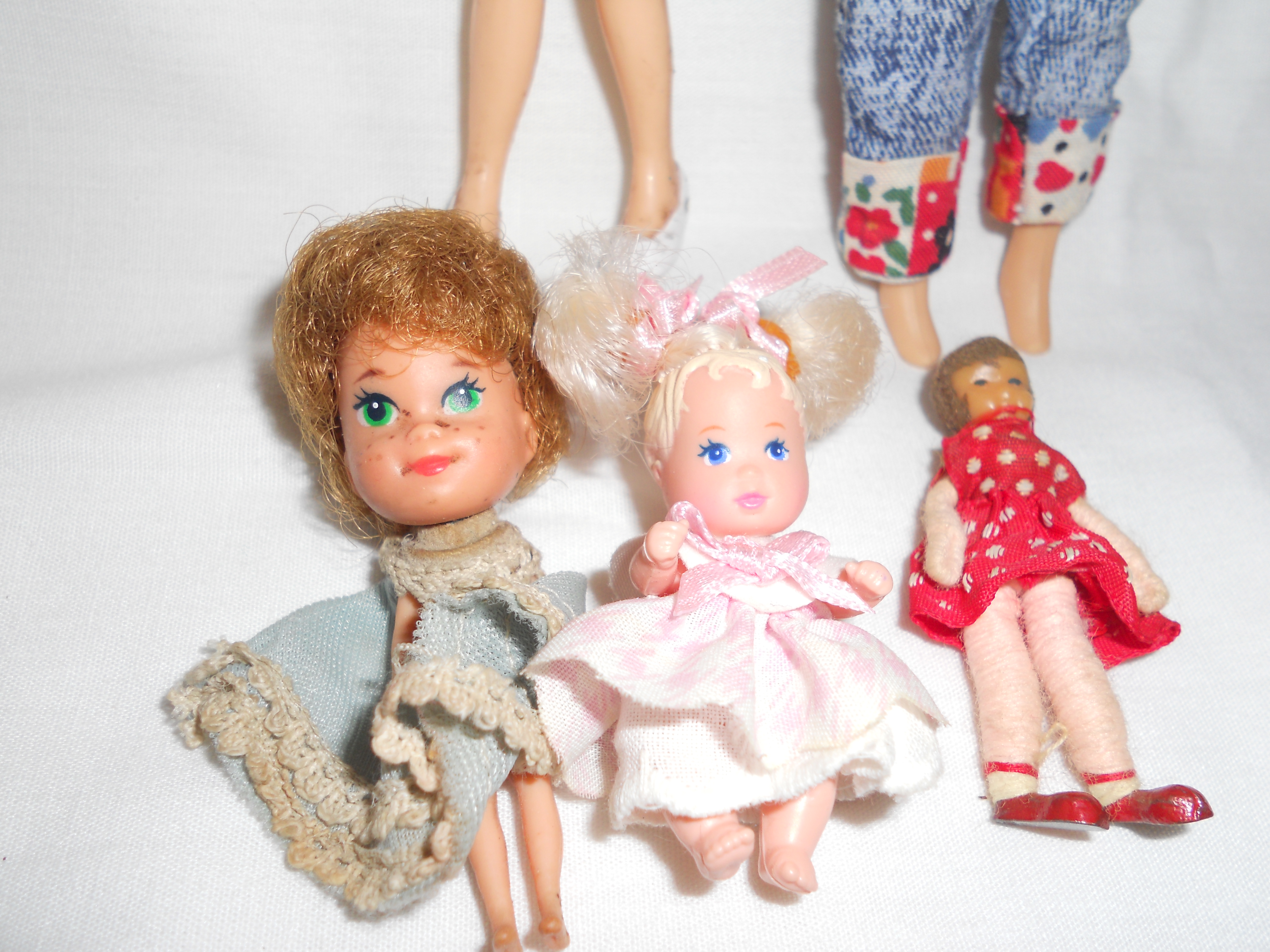 Miniature Dolls Dollhouse size lot of 5 with 1 Littles Family