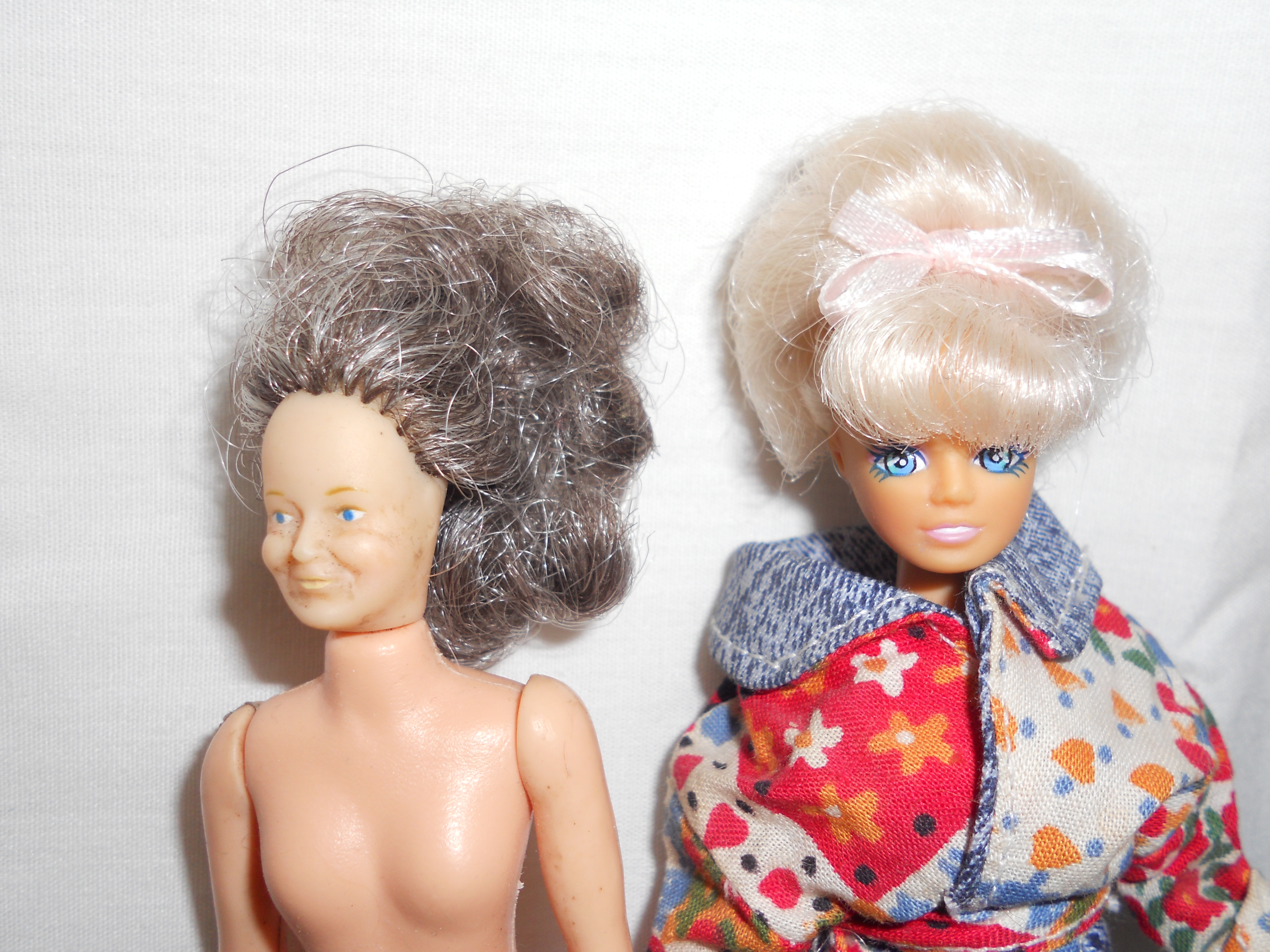 Miniature Dolls Dollhouse size lot of 5 with 1 Littles Family