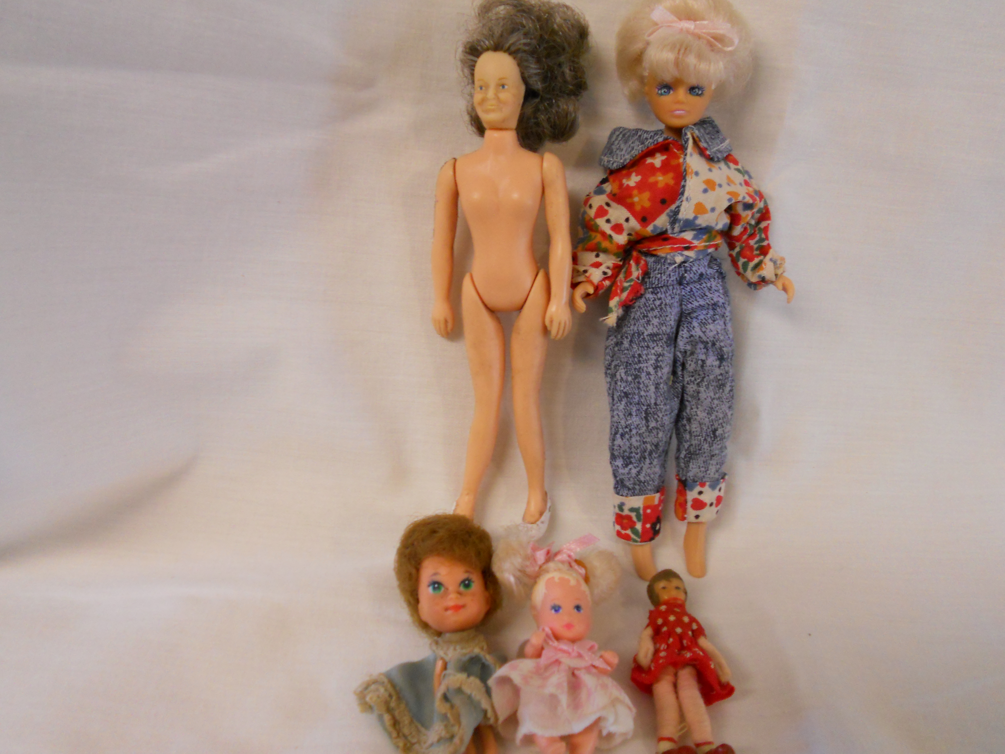 Miniature Dolls Dollhouse size lot of 5 with 1 Littles Family