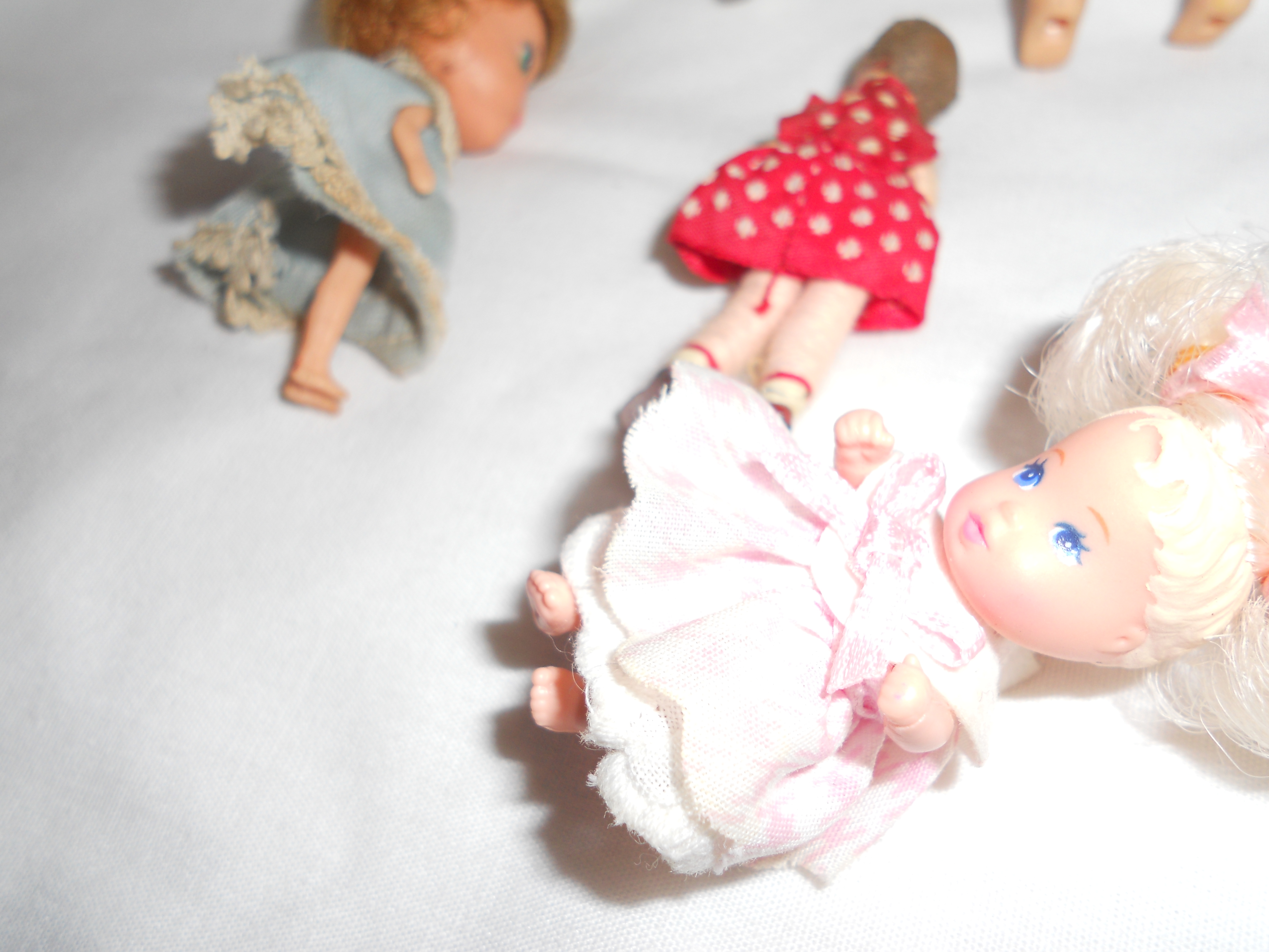 Miniature Dolls Dollhouse size lot of 5 with 1 Littles Family