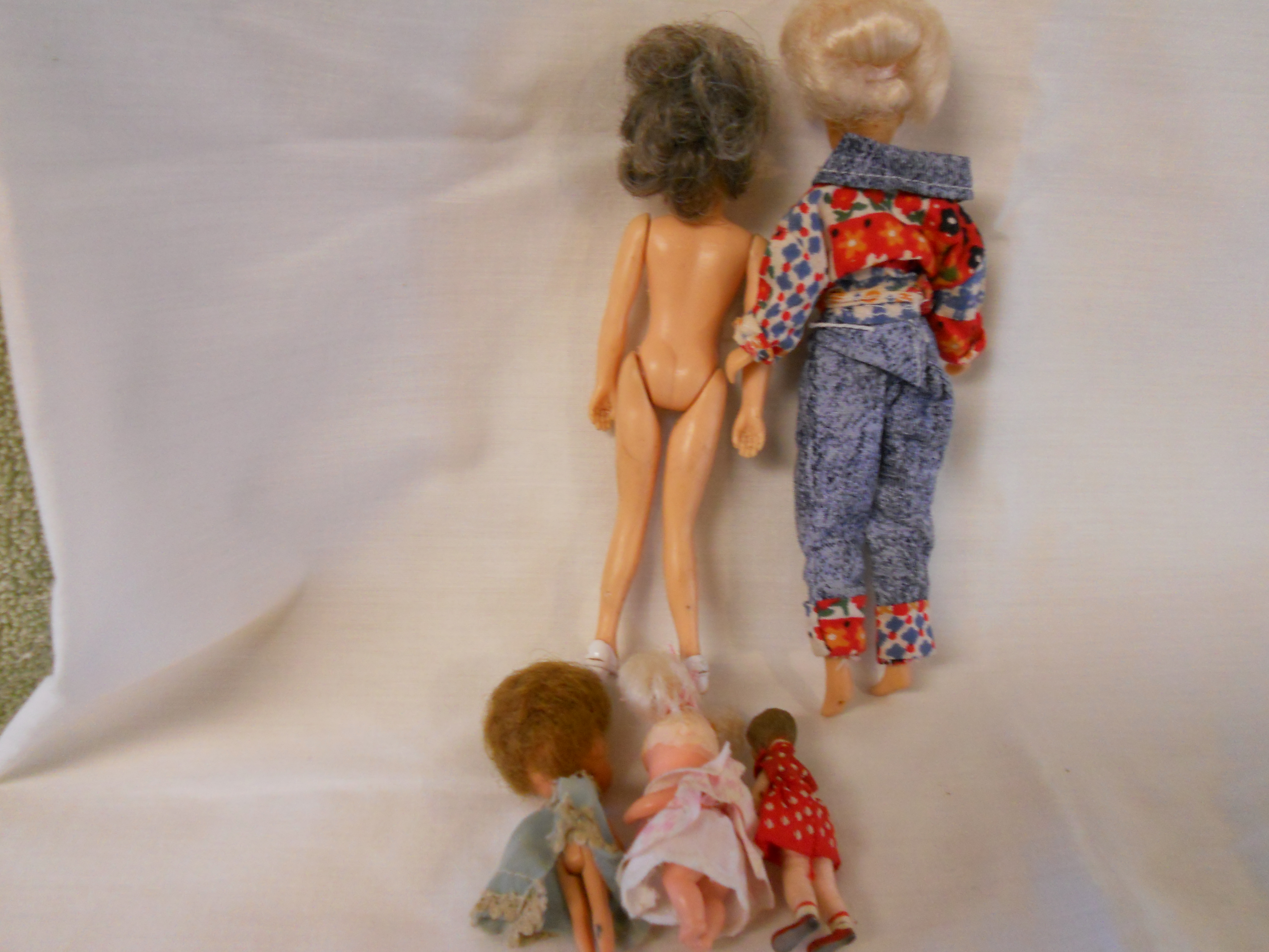 Miniature Dolls Dollhouse size lot of 5 with 1 Littles Family