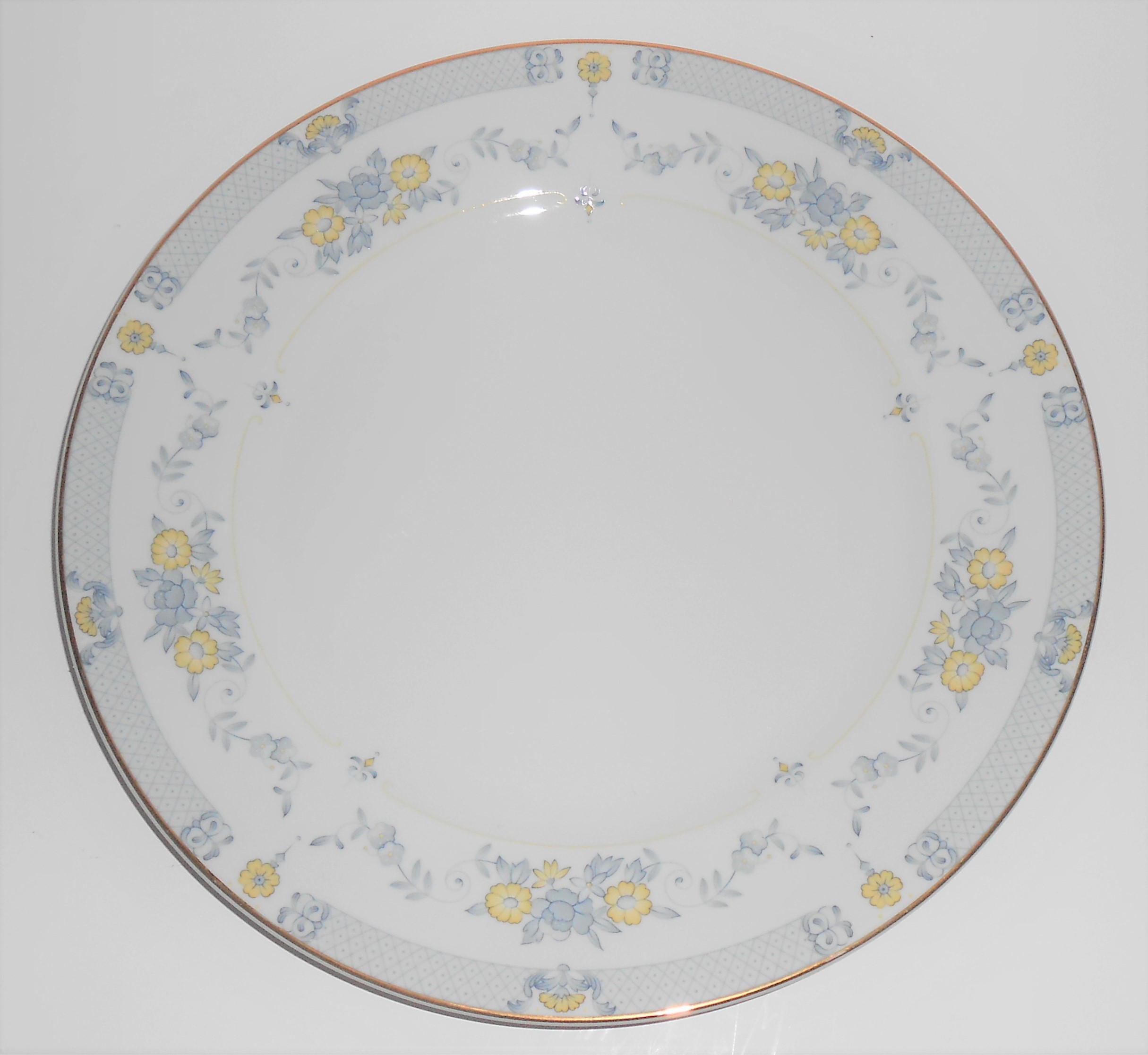 Mikasa Fine China Granville L9029 w/Gold Rimmed Dinner