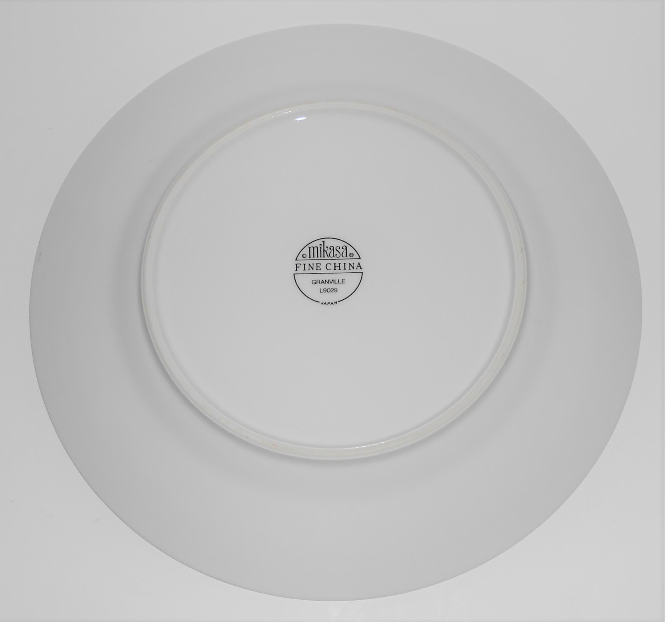 Mikasa Fine China Granville L9029 w/Gold Rimmed Salad P