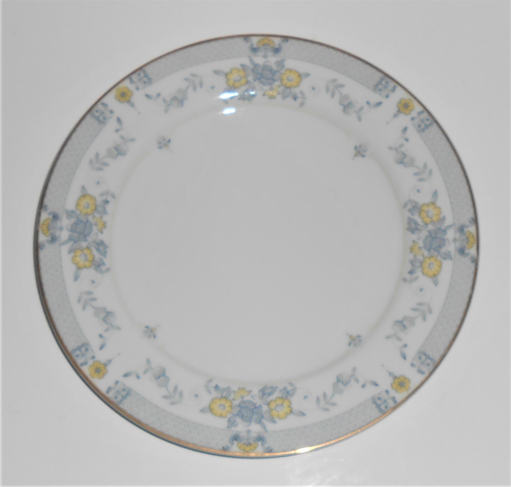 Mikasa Fine China Granville L9029 w/Gold Rimmed Salad P