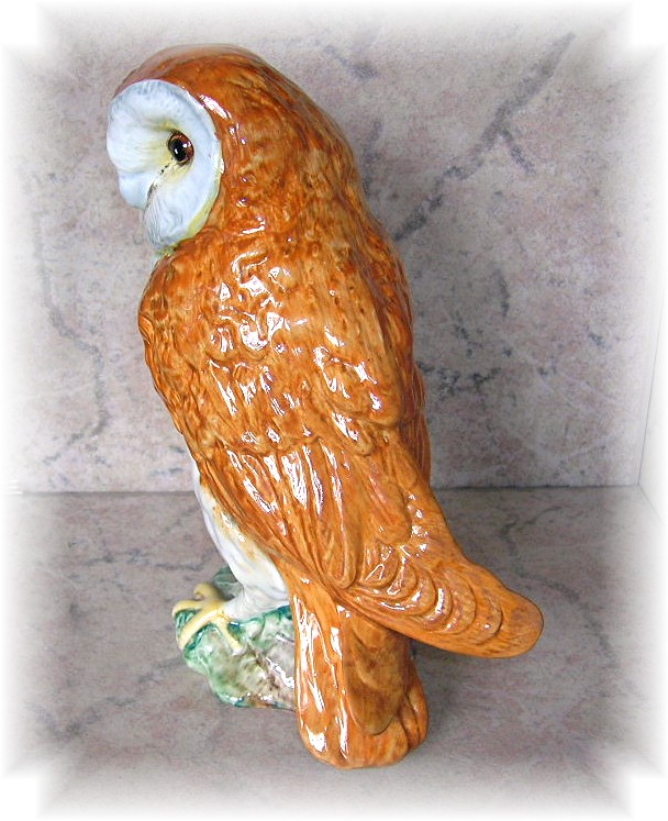 Porcelain Owl Beswick - England - 1046.....
