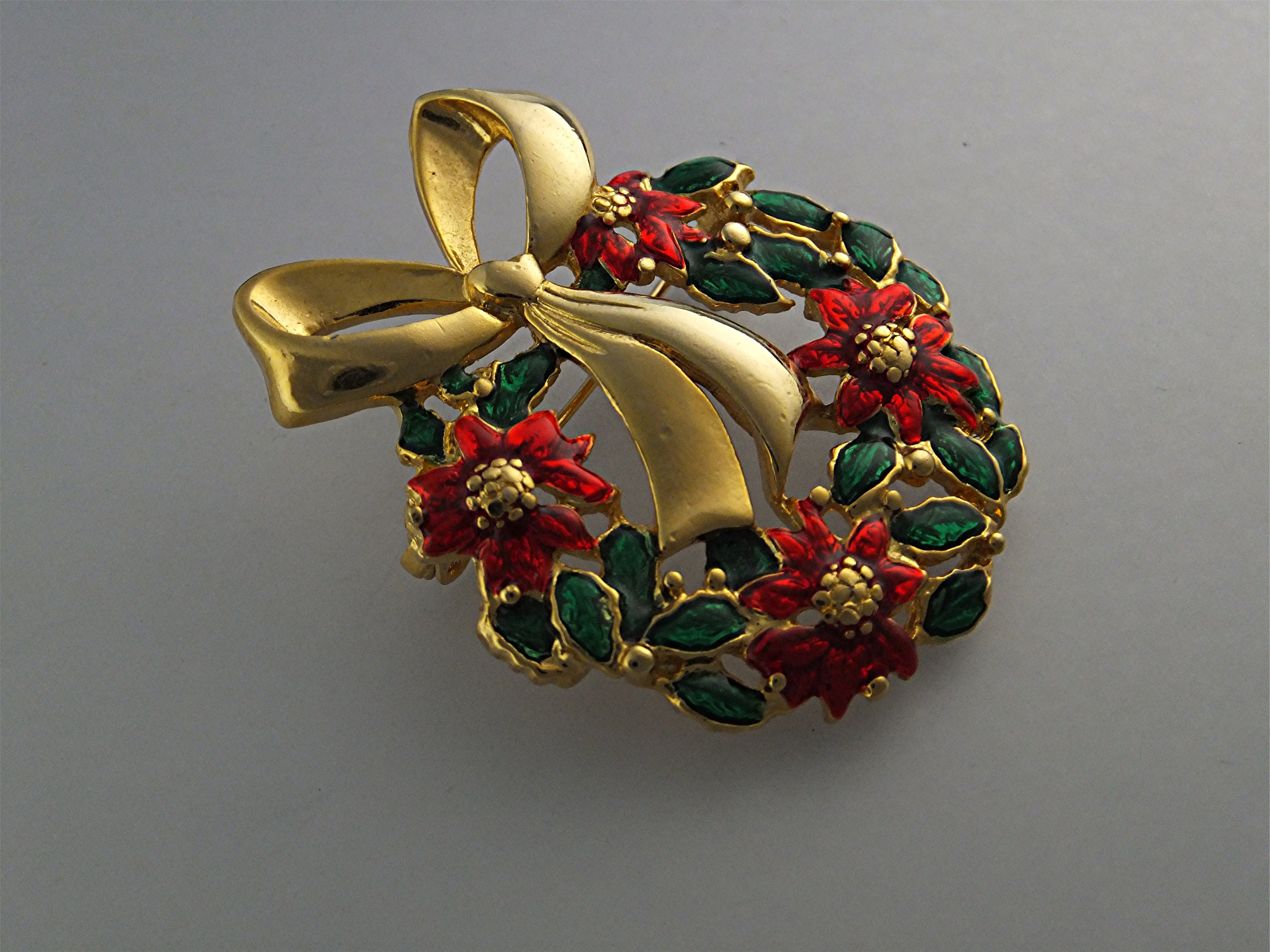 Brooch Pin Christmas Gold Enamel Poinsettia Wreath USA