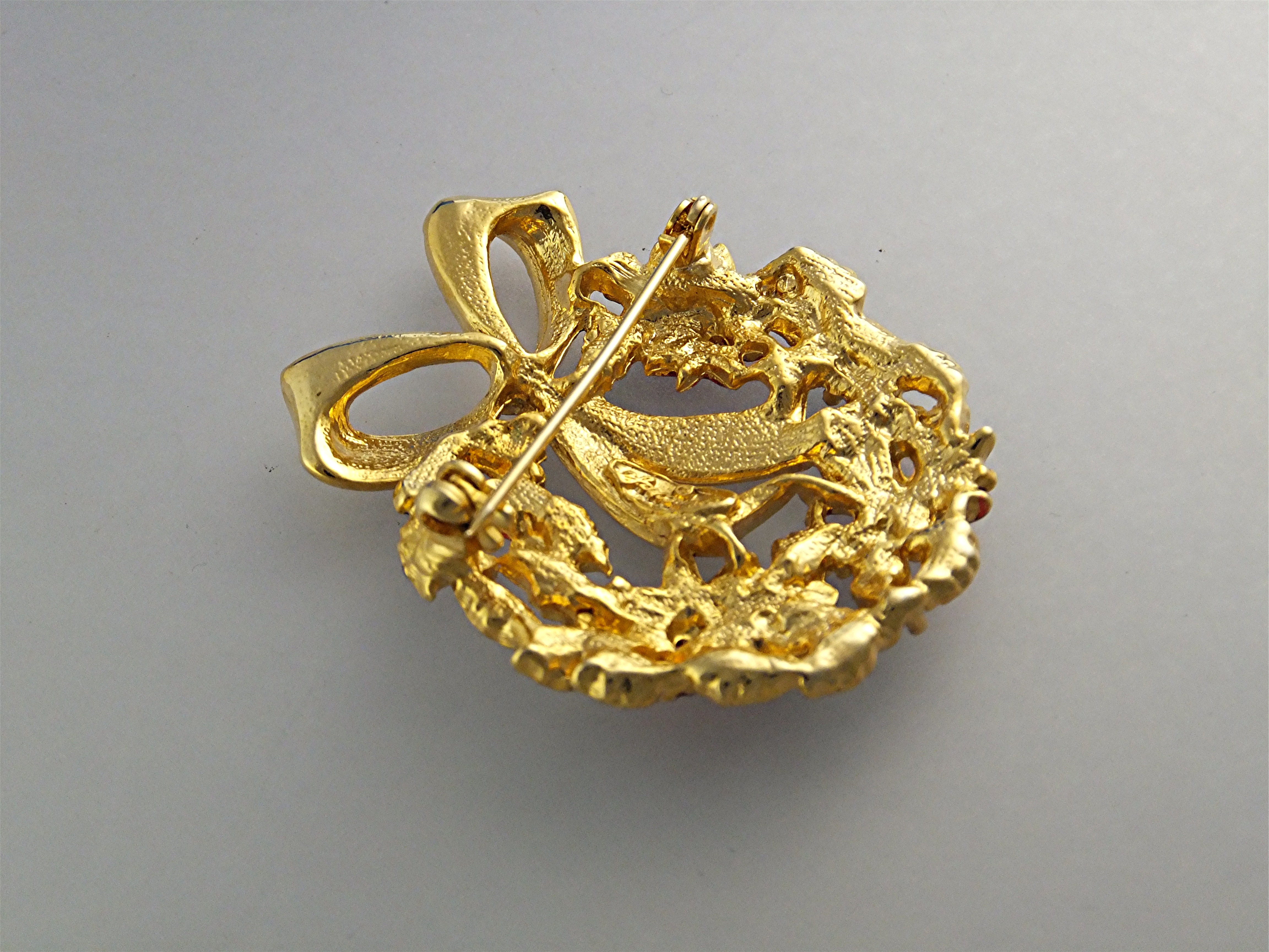 Brooch Pin Christmas Gold Enamel Poinsettia Wreath USA
