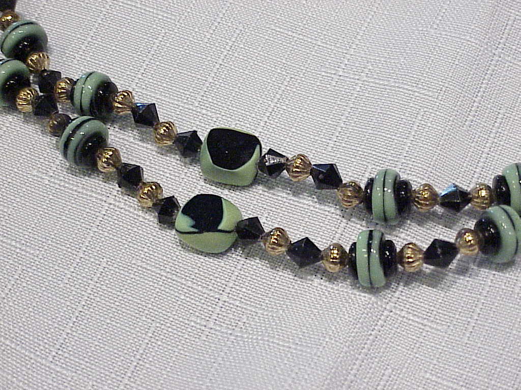 Vintage Art Deco 2 Strand Black And Green Art Glass Bead Necklace