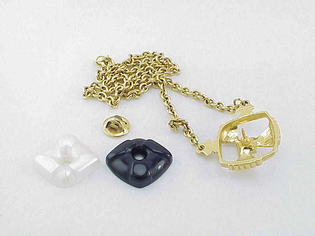 Avon Interchangeable Black Or Pearl Pendant Necklace