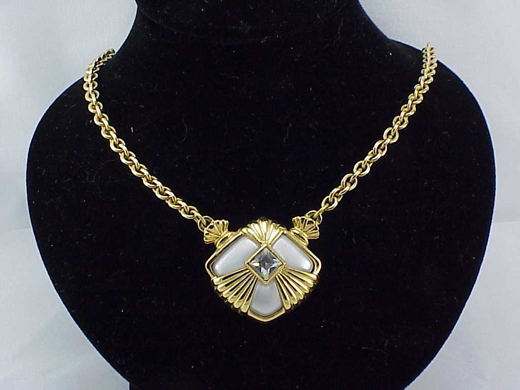 Avon Interchangeable Black Or Pearl Pendant Necklace