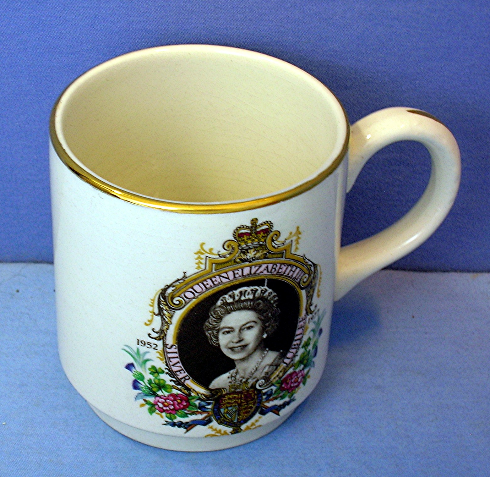 Queen Elizabeth II Silver Jubilee Cup, Mug . . . . .