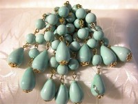 Vintage Turquoise TeardropPlastic Lucite ClusterBrooch