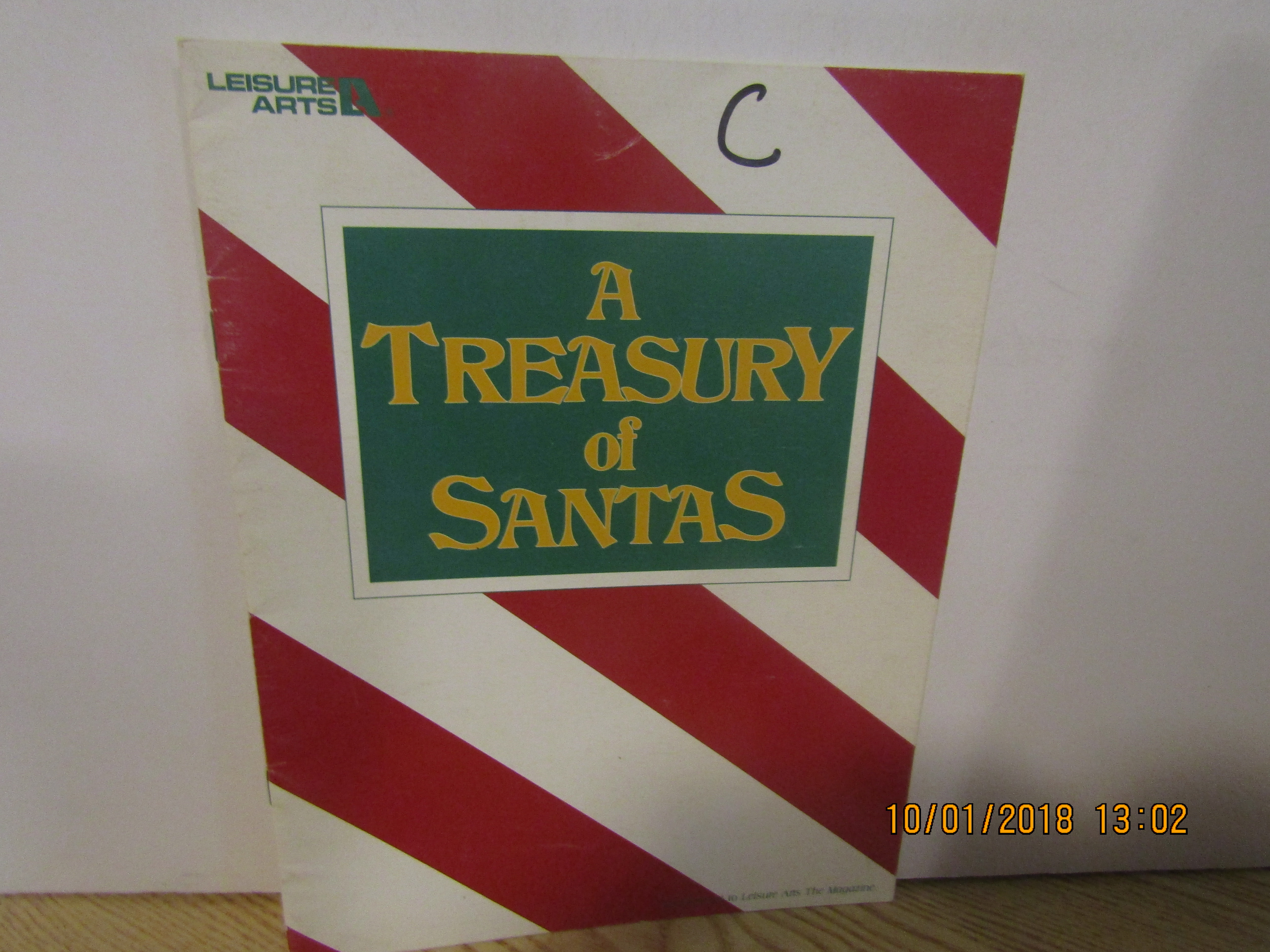 LeisureArts Craft Book A Treasury Of Santas #10