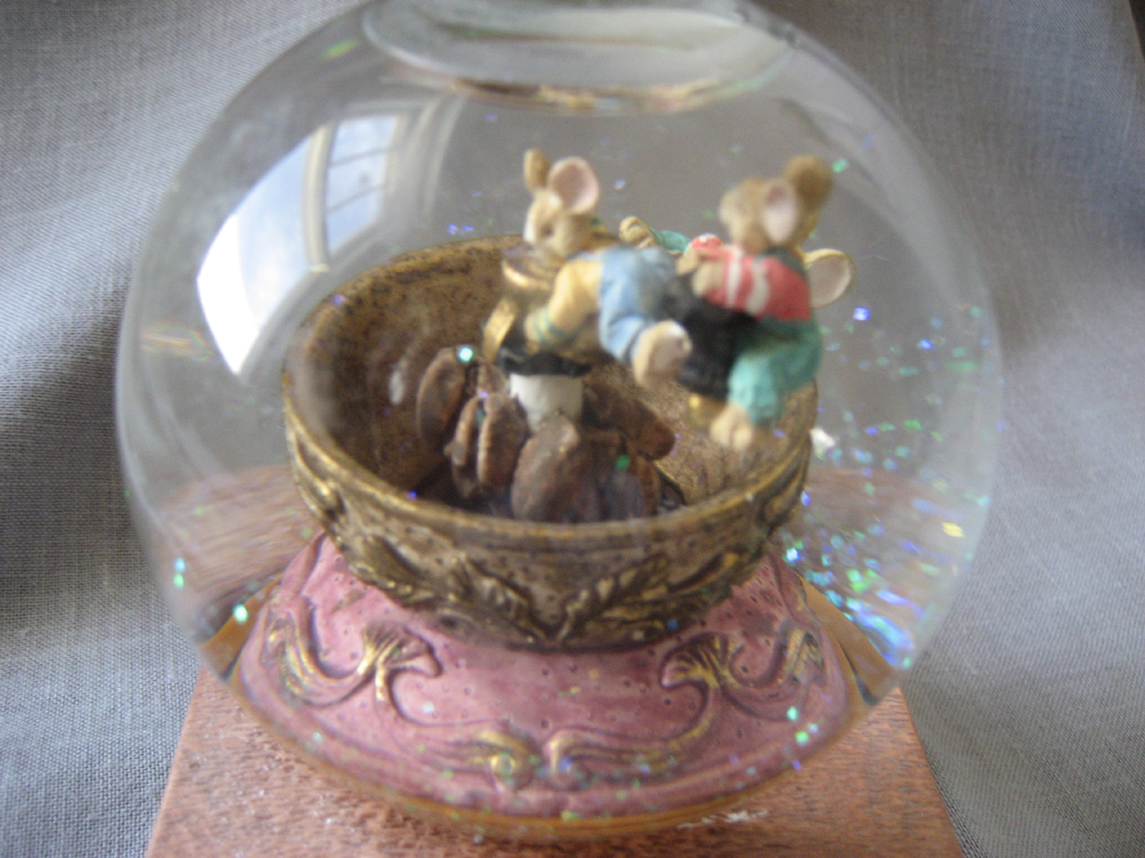 Coffee Break Muscial Globe