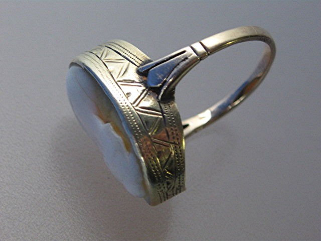 Ring  14K Gold Shell Cameo High Set