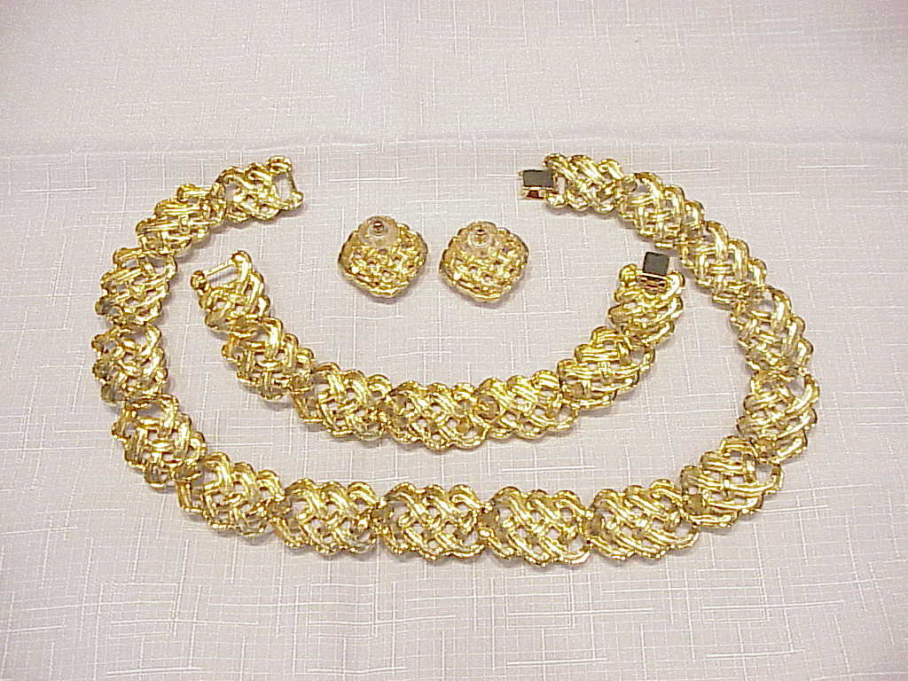 Chunky Gold Tone Necklace, Bracelet And Pierced Earrings Set
