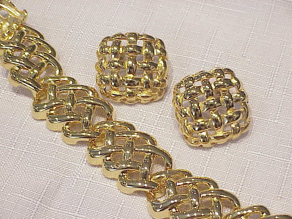 Chunky Gold Tone Necklace, Bracelet And Pierced Earrings Set