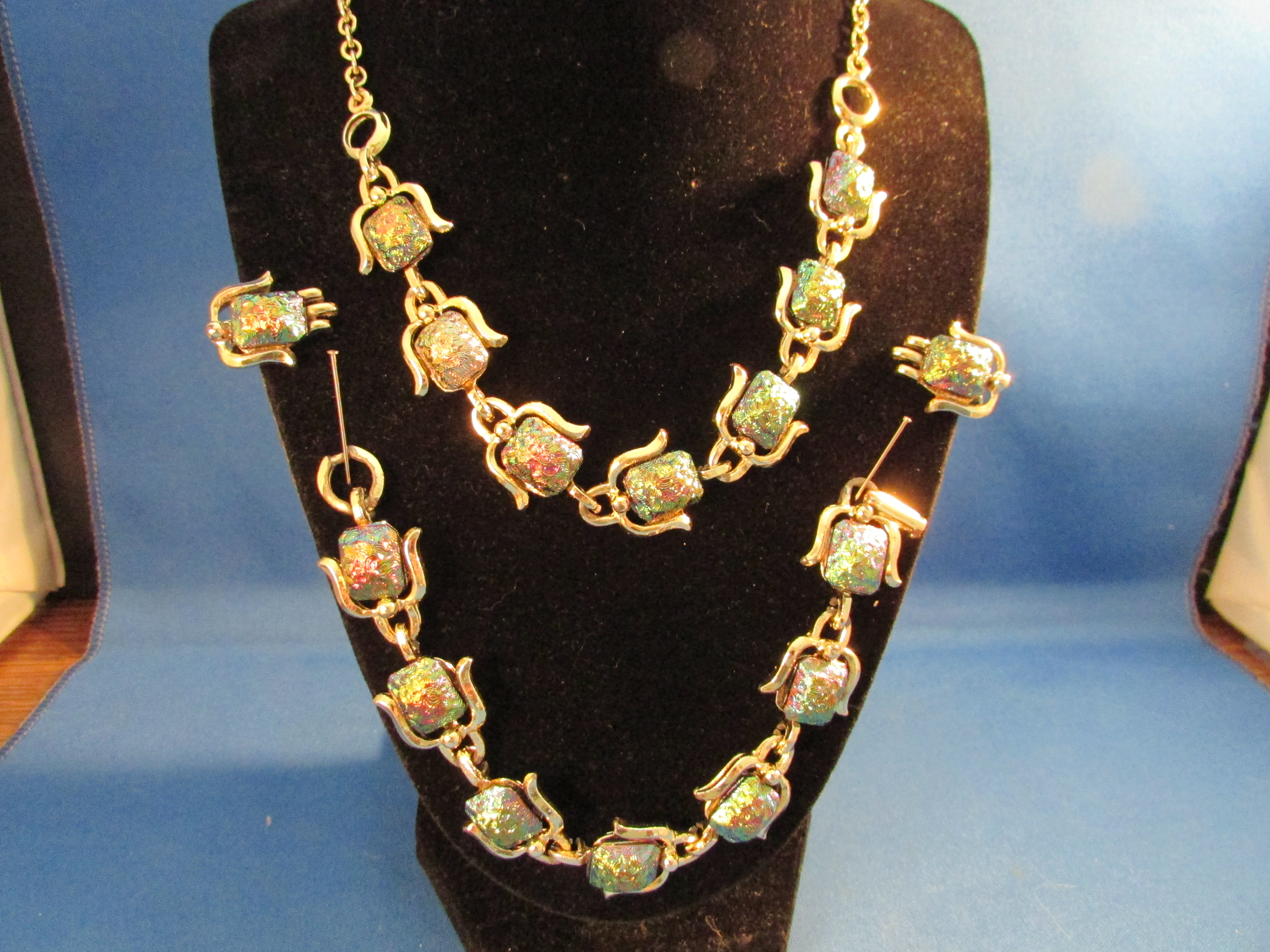 Molded Glass Stone Necklace Set