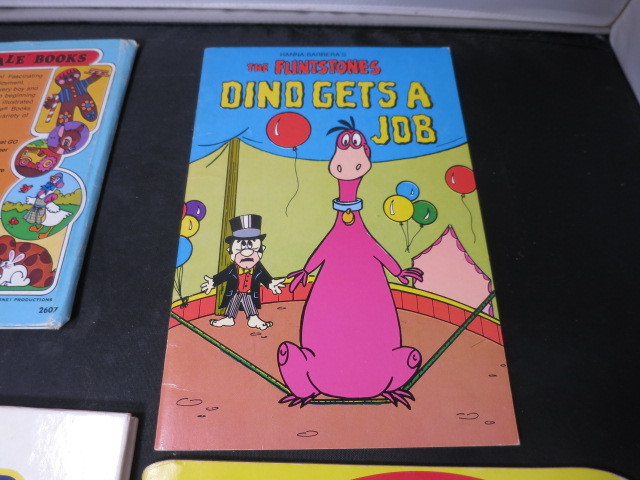 Flintstones Dino Gets a Job 1974 Paper Back printed in Brazil