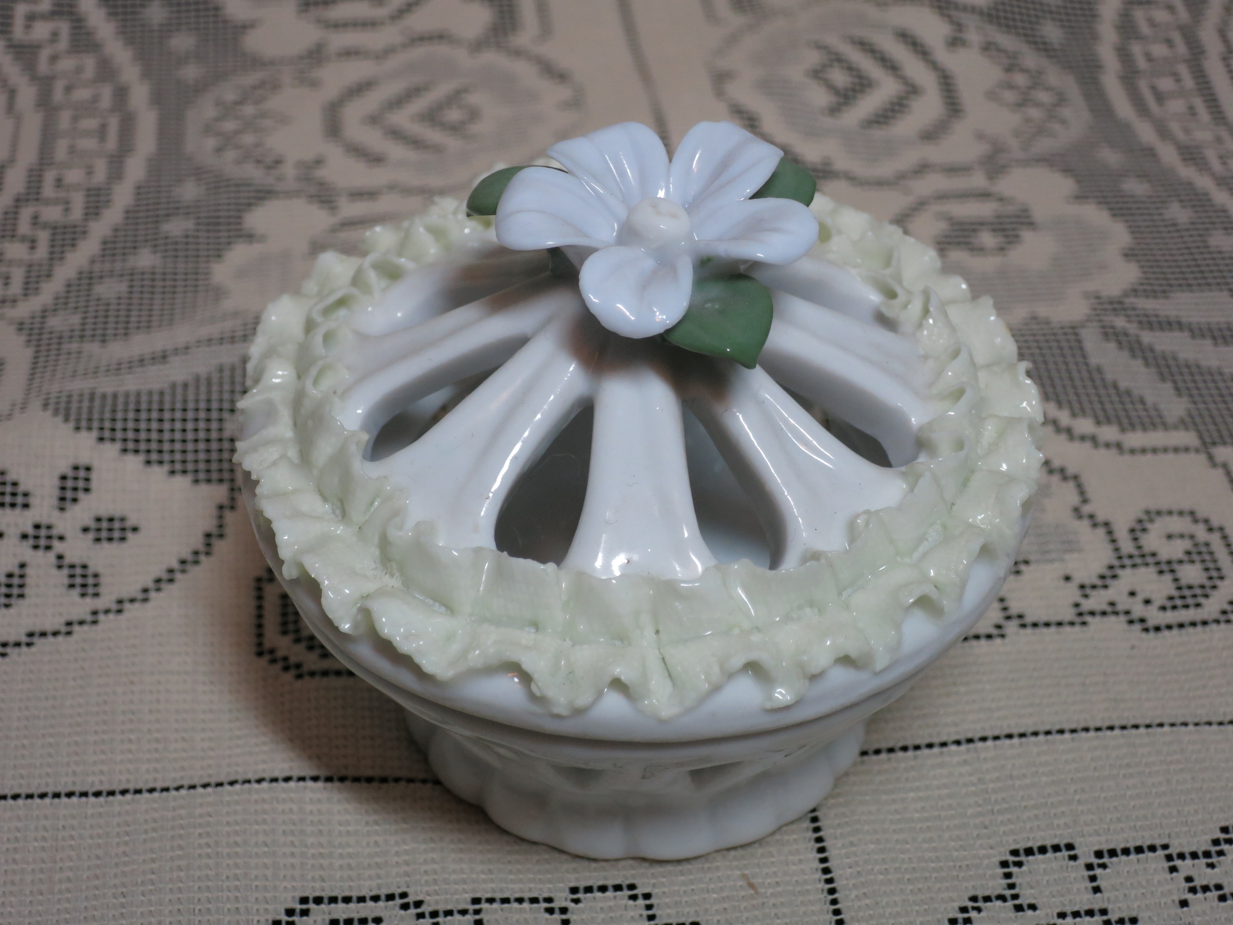 Capodimonte Porcelain Trinket box Flower handle