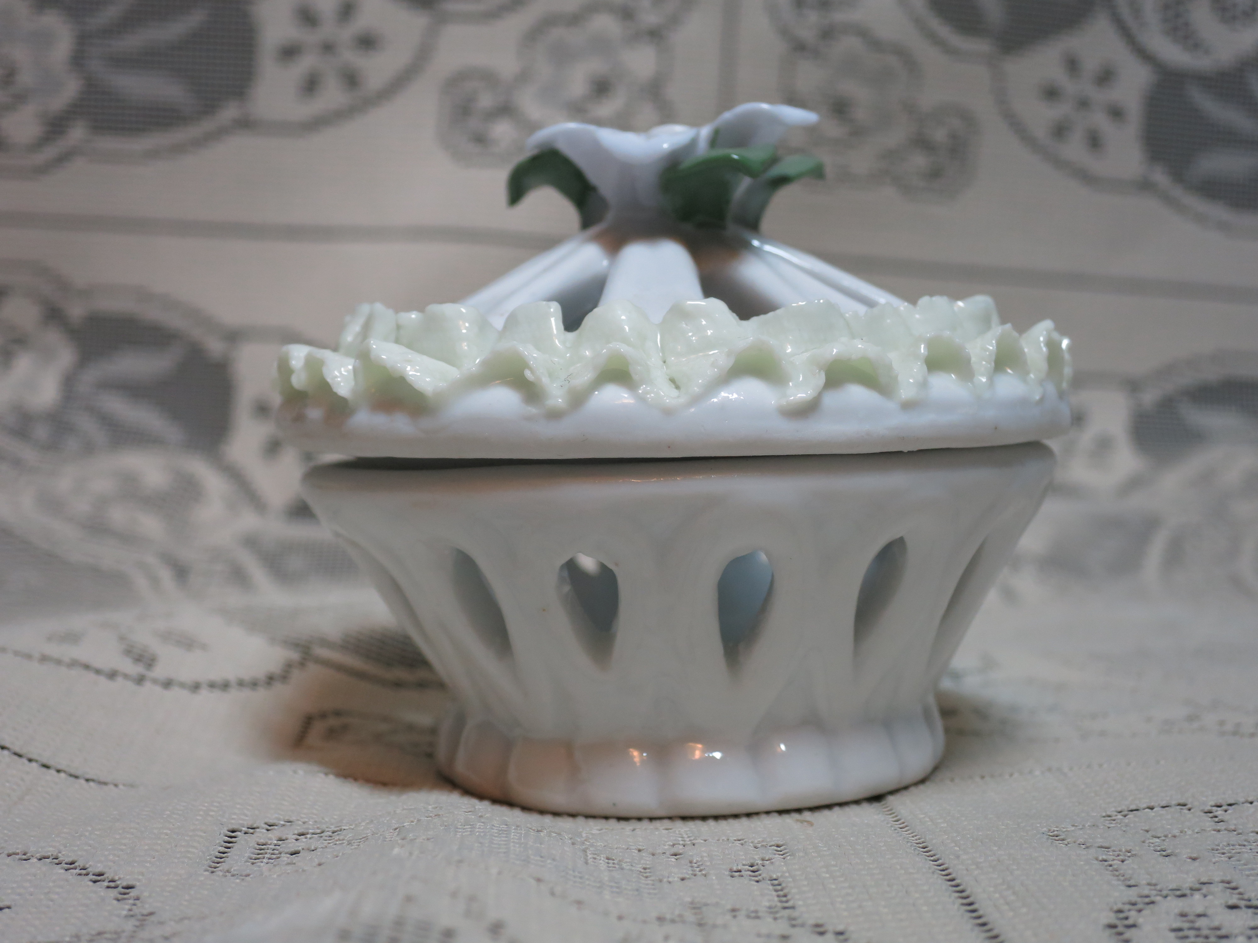 Capodimonte Porcelain Trinket box Flower handle