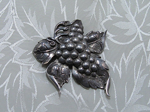 CINI Sterfling Silver Leaves and Grapes Pin Brooch.