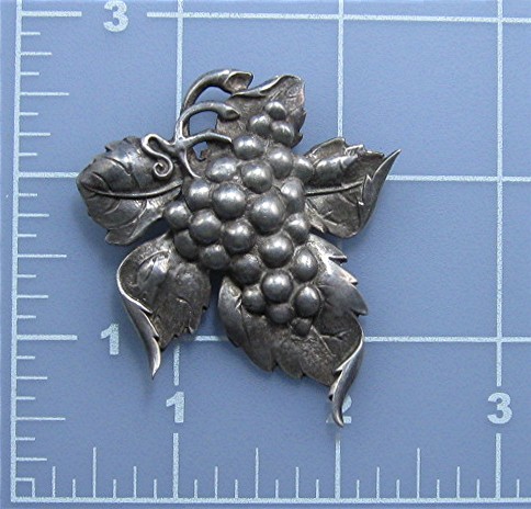 CINI Sterfling Silver Leaves and Grapes Pin Brooch.
