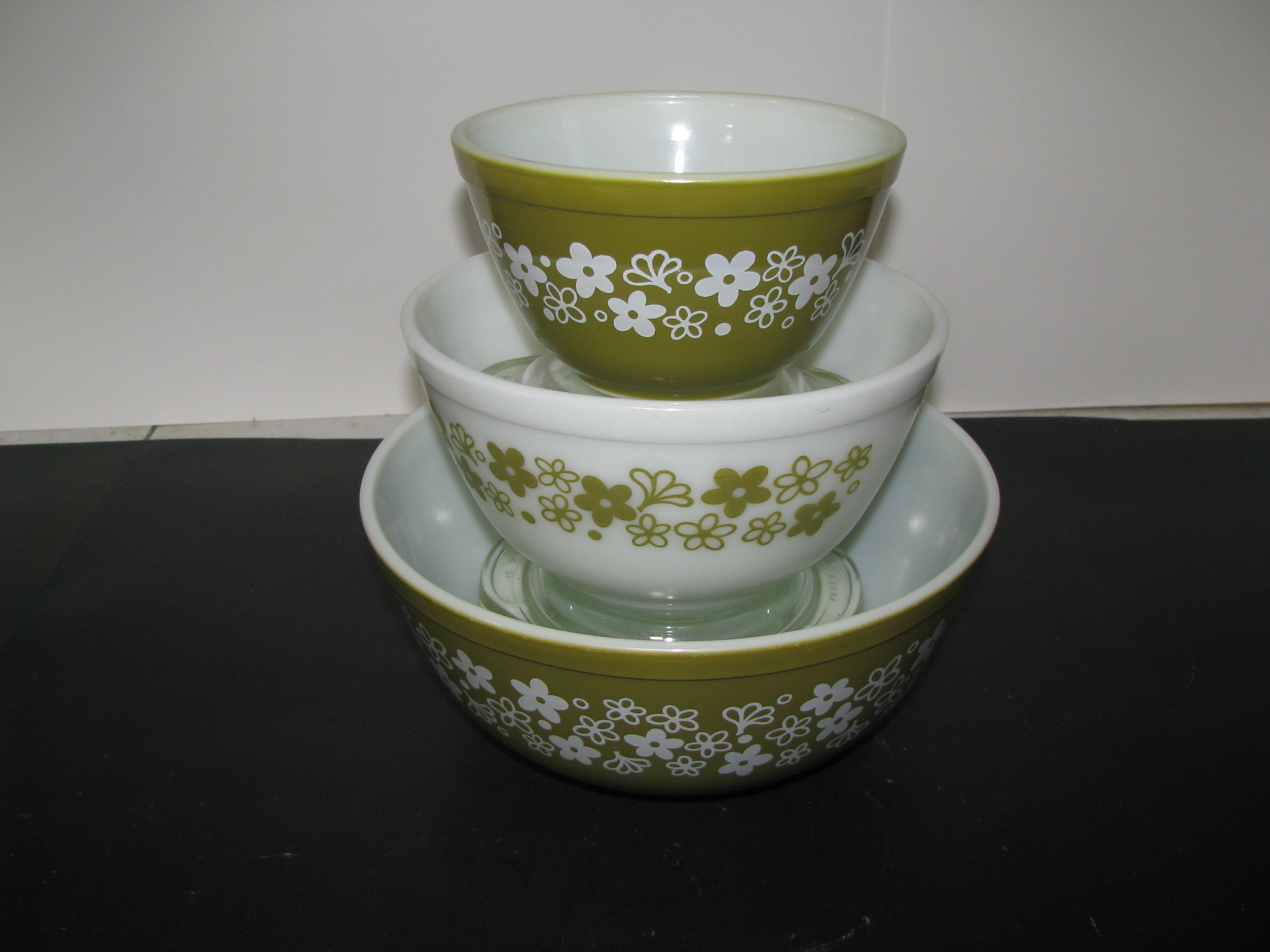 Pyrex Spring Blossom Green Round Nesting Bowls