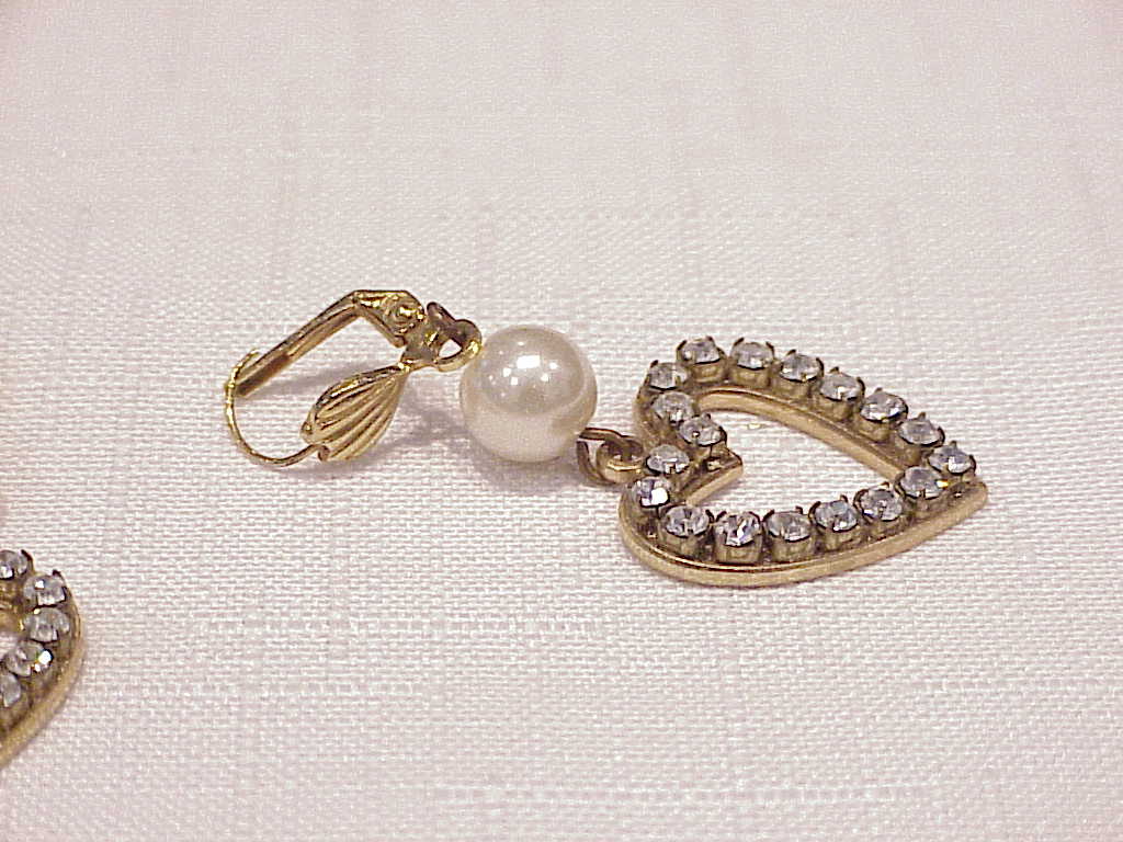 Dangling Rhinestone And Pearl Heart Shaped Pierced Earrings