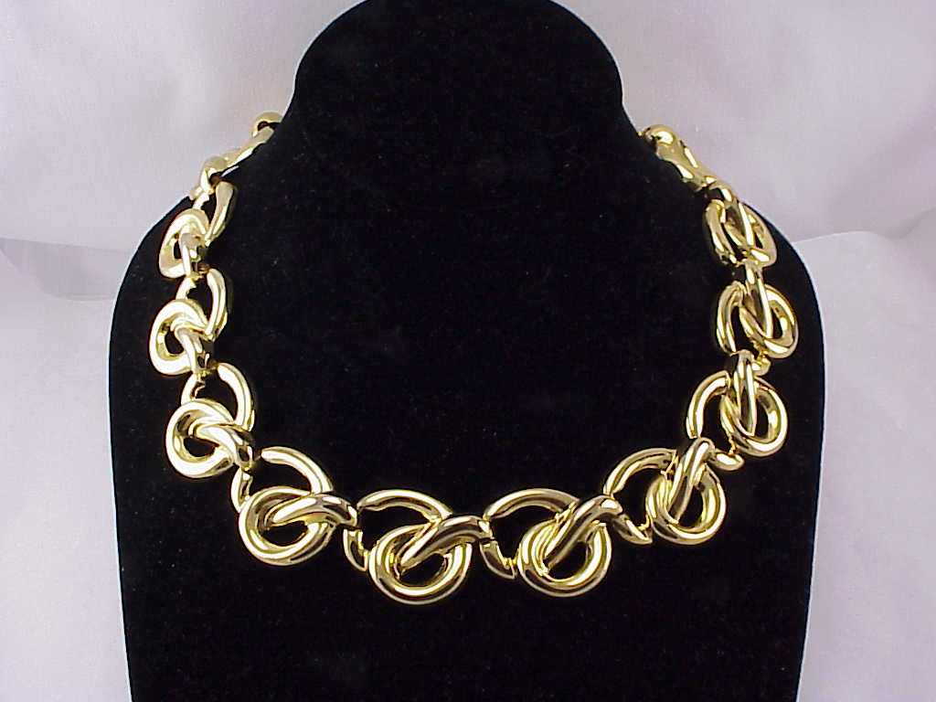 Chunky Gold Tone Choker Necklace With Toggle Clasp