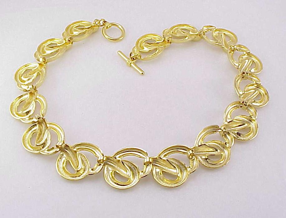 Chunky Gold Tone Choker Necklace With Toggle Clasp