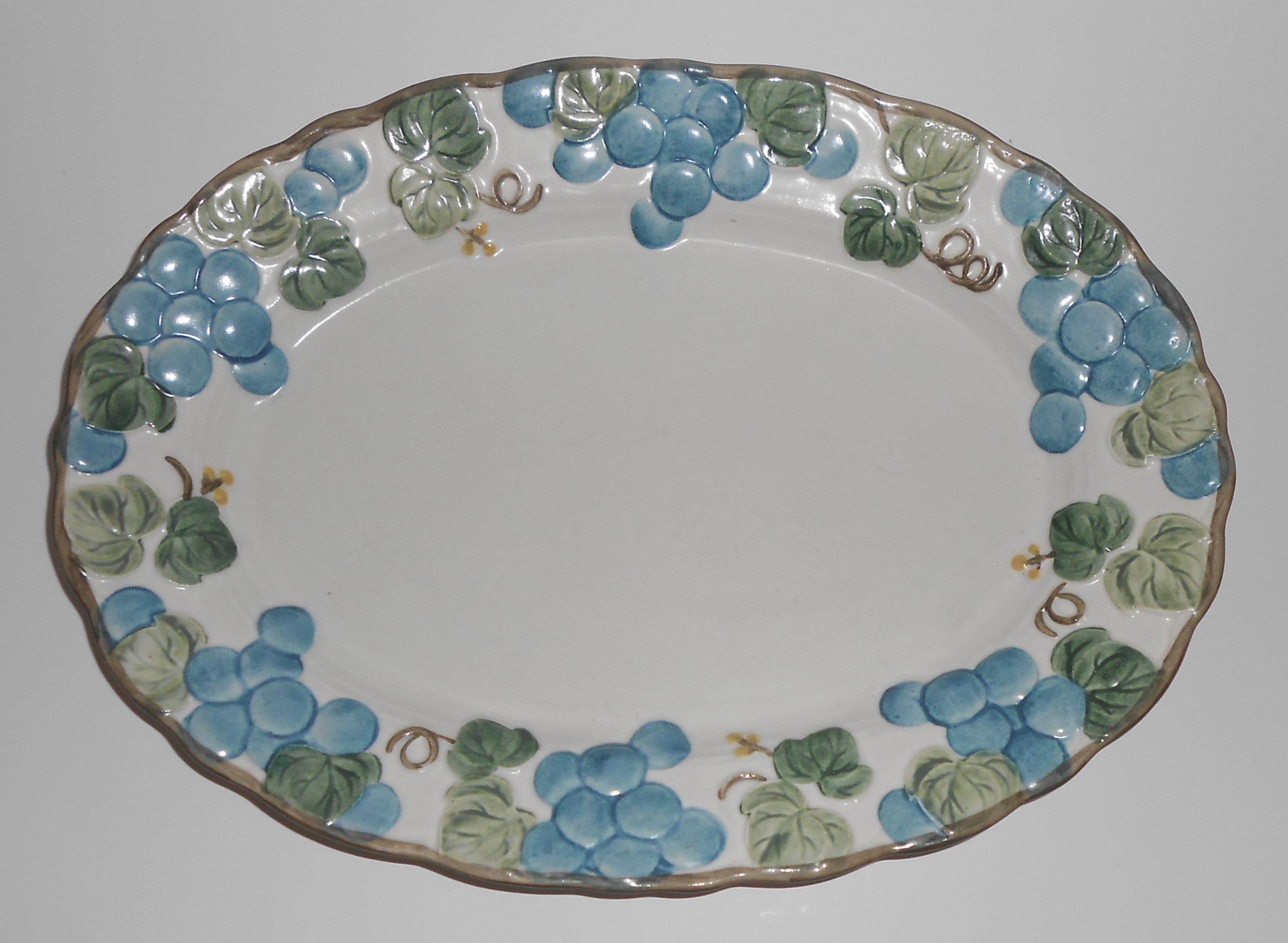 Metlox Pottery Poppy Trail Sculptured Grape 12'' Pla