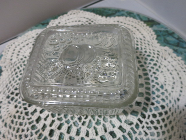 Anchor Hocking Refrigerator Dish With Embossed Fruit On Lid