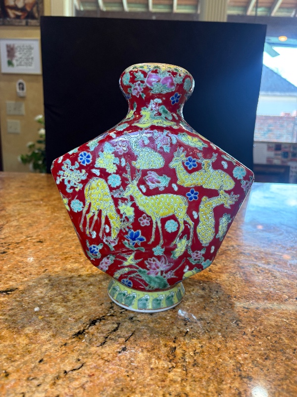 Chinese famille rose deer pattern vase