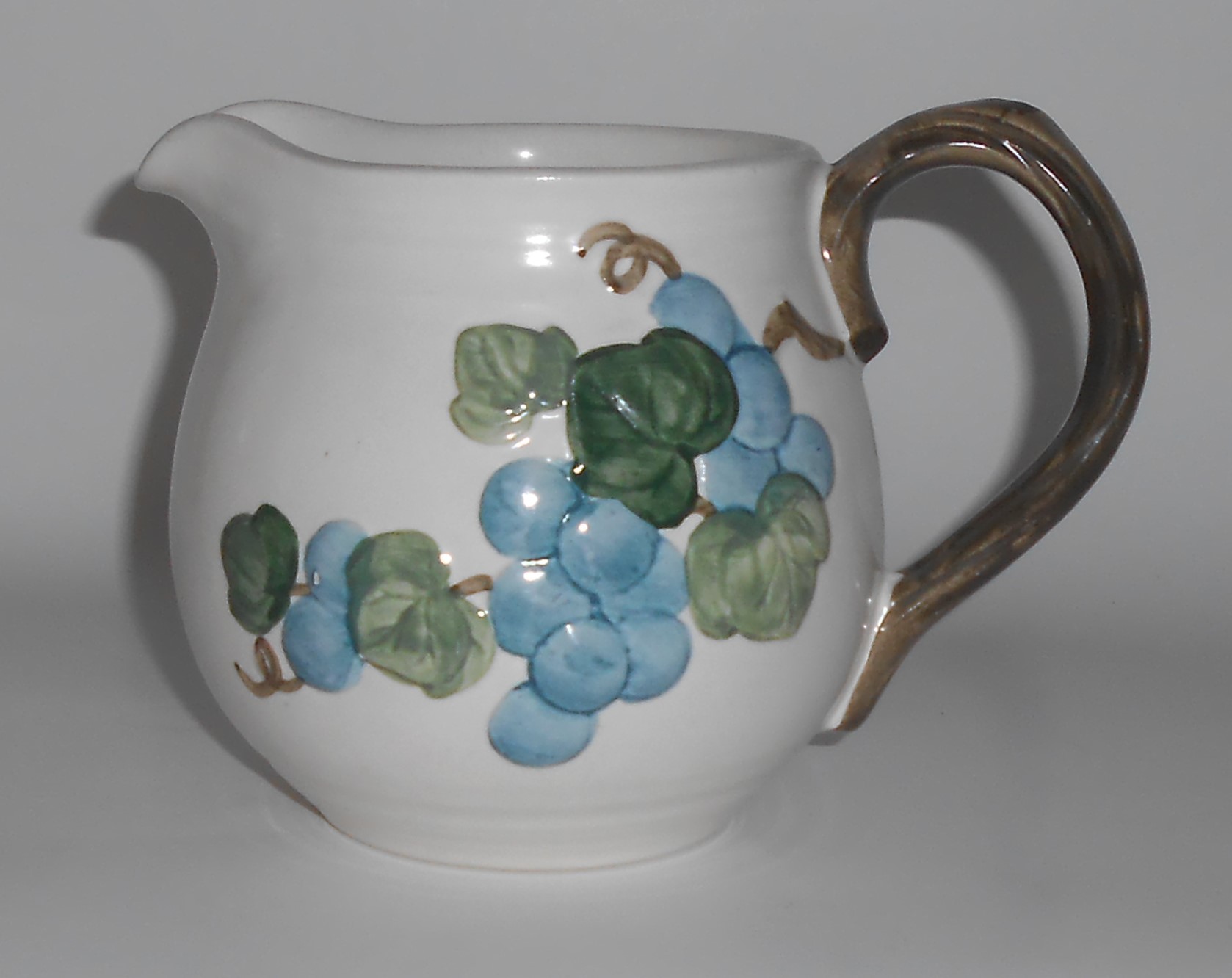 Metlox Pottery Poppy Trail Sculptured Grape 24 Oz Pitch