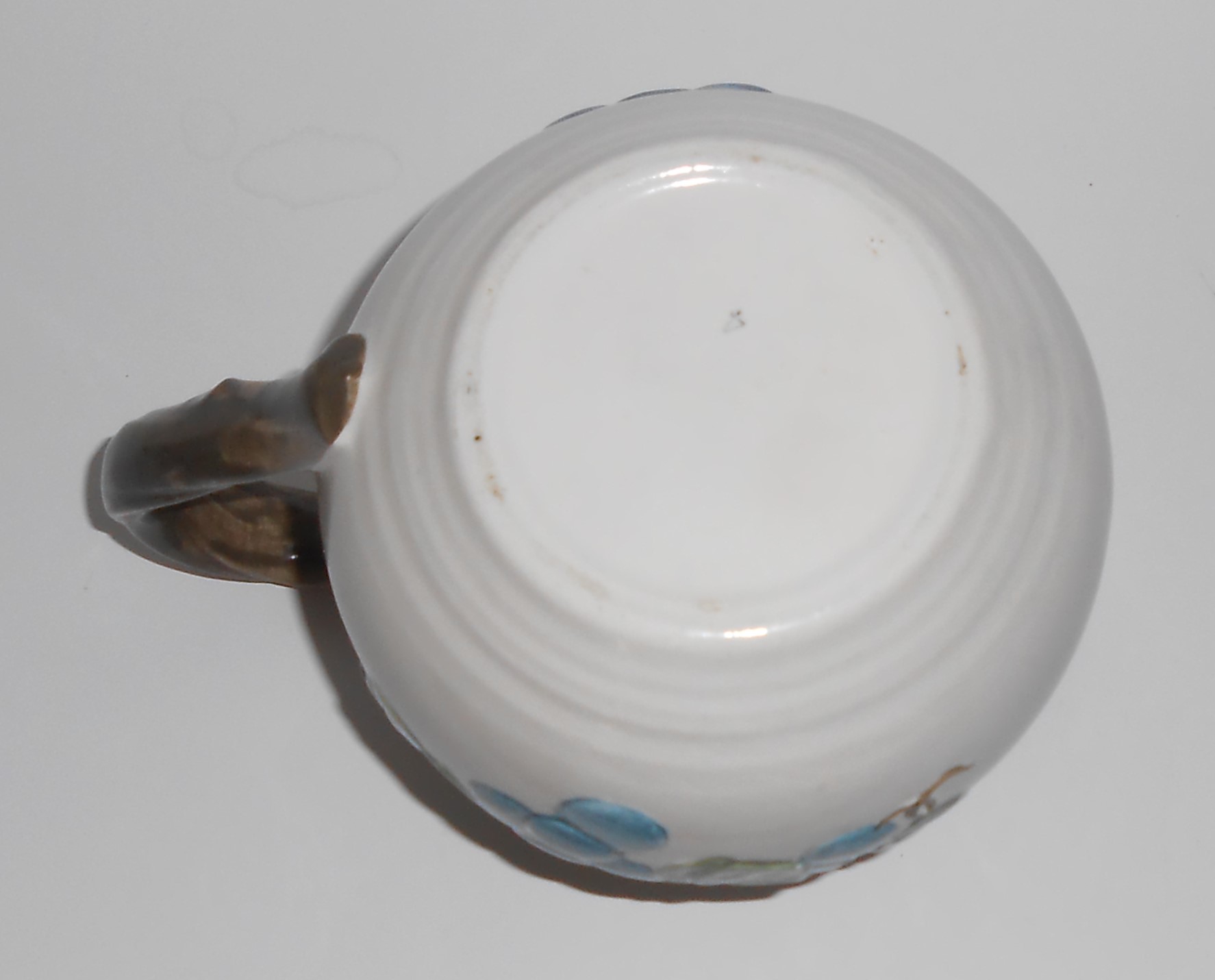 Metlox Pottery Poppy Trail Sculptured Grape 24 Oz Pitch