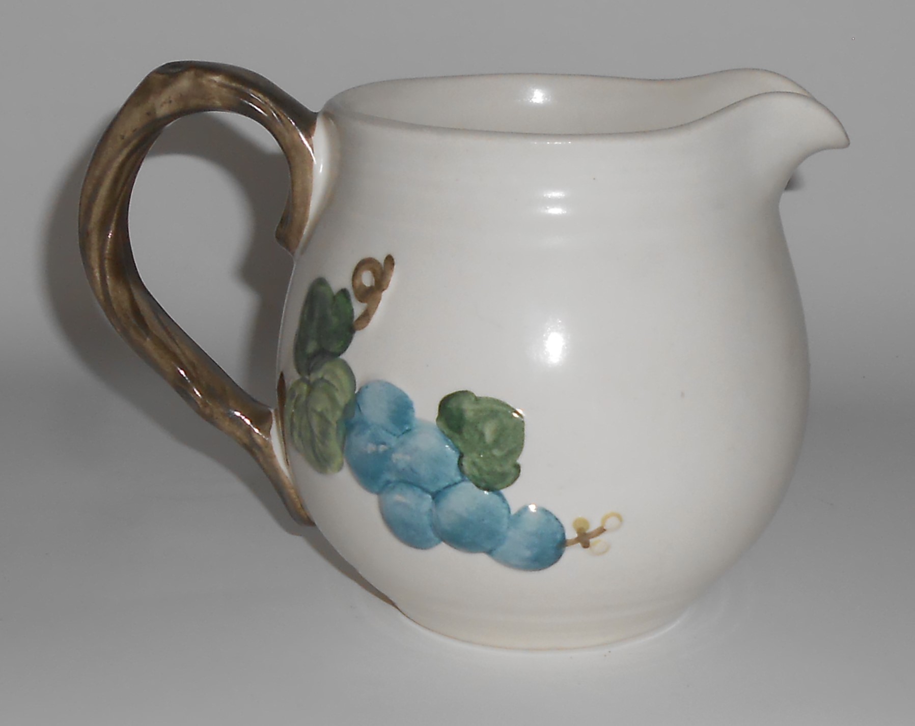 Metlox Pottery Poppy Trail Sculptured Grape 24 Oz Pitch