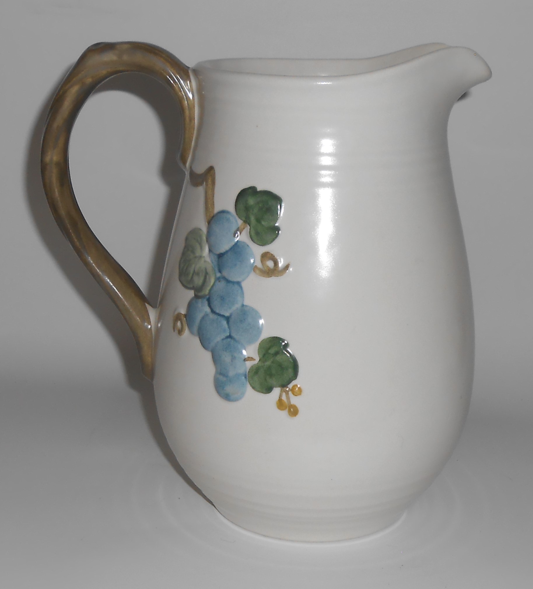 Metlox Pottery Poppy Trail Sculptured Grape 64 Oz Pitch