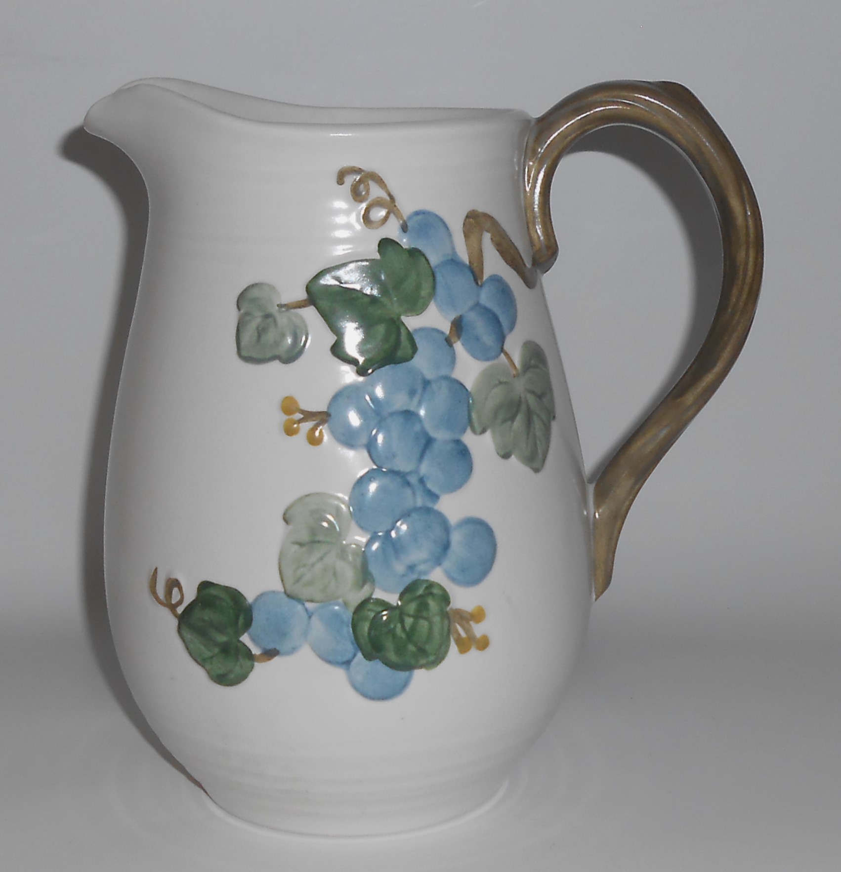 Metlox Pottery Poppy Trail Sculptured Grape 64 Oz Pitch